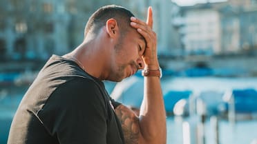 Una explicación más allá de la memoria: qué significa olvidar nombres y fechas, según la psicología