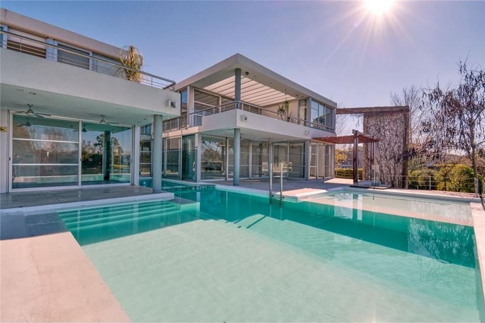 Wanda Nara y Maxi López se disputan esta impresionante mansión de tres plantas, cine y muelle privado.
