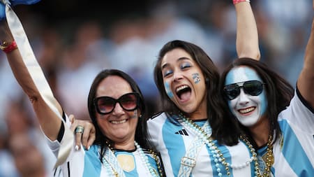 Fanáticas de la Selección Argentina en el MetLife Stadium. Foto: Reuters.