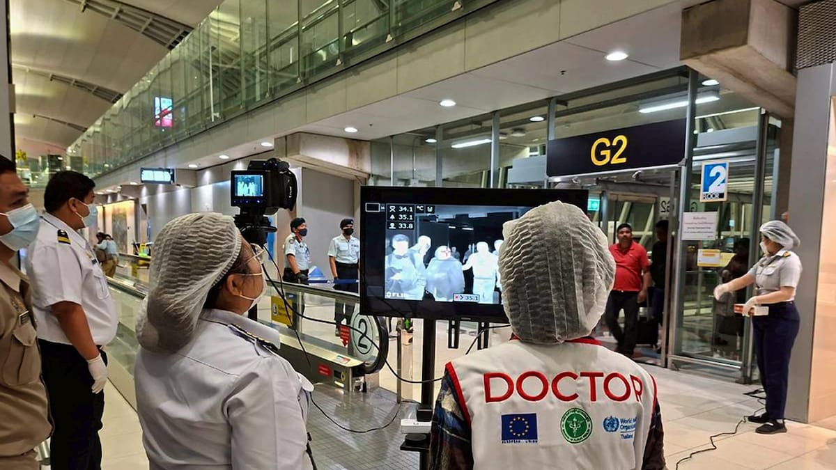 Controles sanitarios en el aeropuerto de Suvarnabhumi, en Tailandia, para monitorear el virus Nipah.