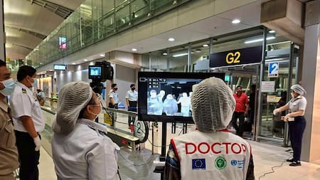 Controles sanitarios en el aeropuerto de Suvarnabhumi, en Tailandia, para monitorear el virus Nipah.