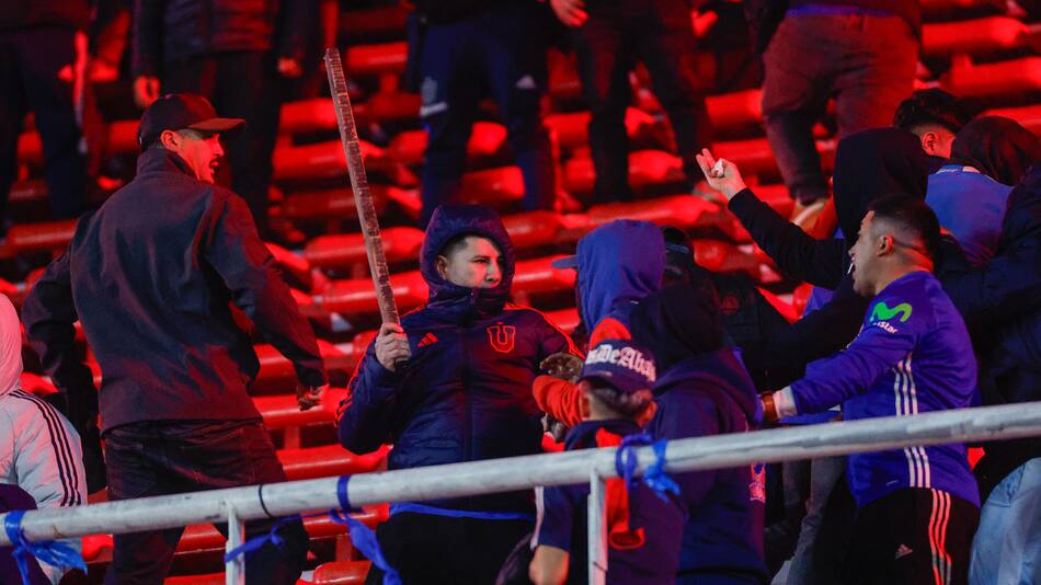 Incidentes entre hinchadas de Independiente y Universidad de Chile.