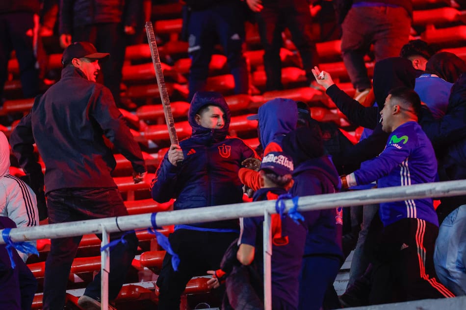Incidentes entre hinchadas de Independiente y Universidad de Chile.