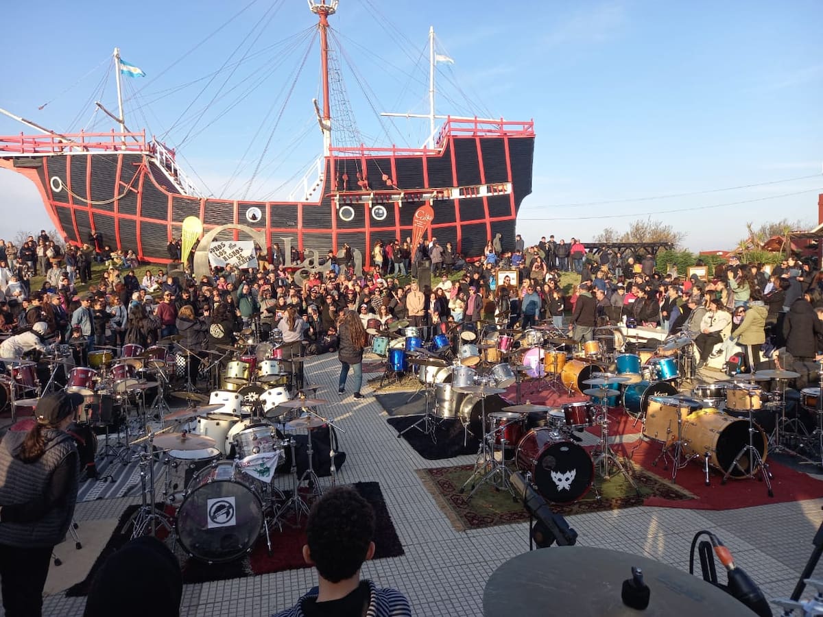 Ensamble de bateristas tocando en vivo en el Festival Día del Baterista en Santa Teresita
