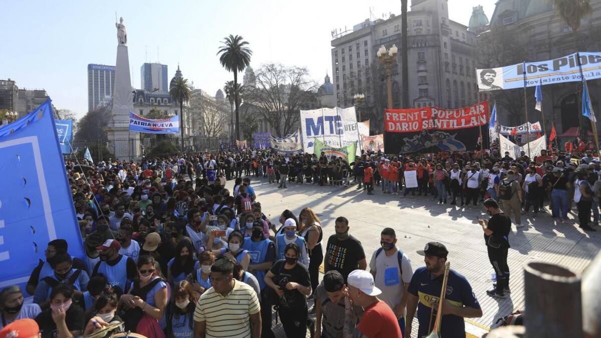 Marcha en Plaza de Mayo de organizaciones sociales, NA
