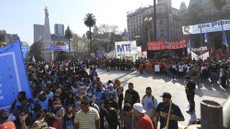 Marcha en Plaza de Mayo de organizaciones sociales, NA