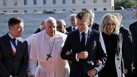 Papa Francisco junto a Emmanuel Macron en Marsella. Foto: EFE.