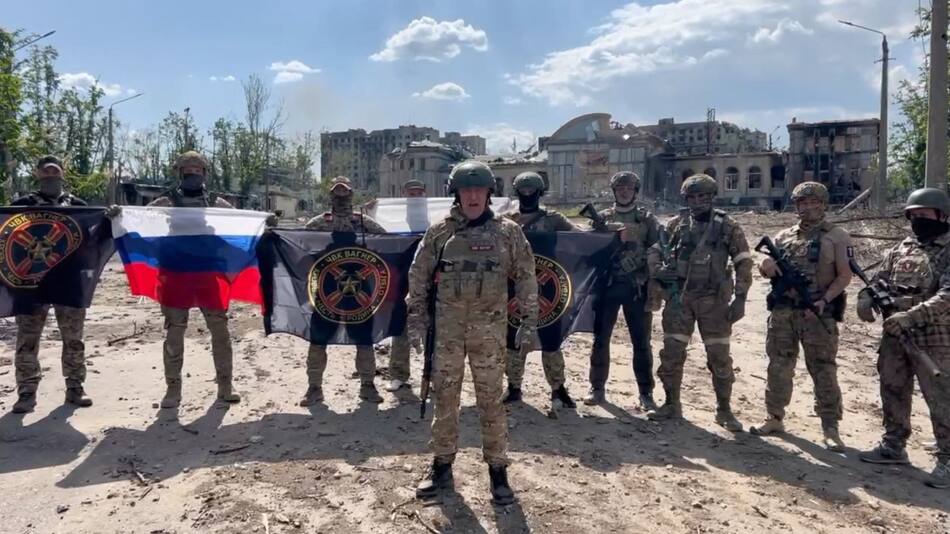 El Grupo Wagner festeja la toma de Bajmut por parte de Rusia. Foto: Reuters.