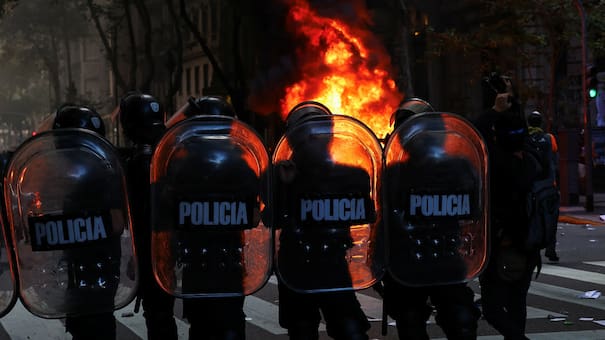 Marcha por los jubilados en fotos: graves destrozos e incidentes con barras bravas en el Congreso