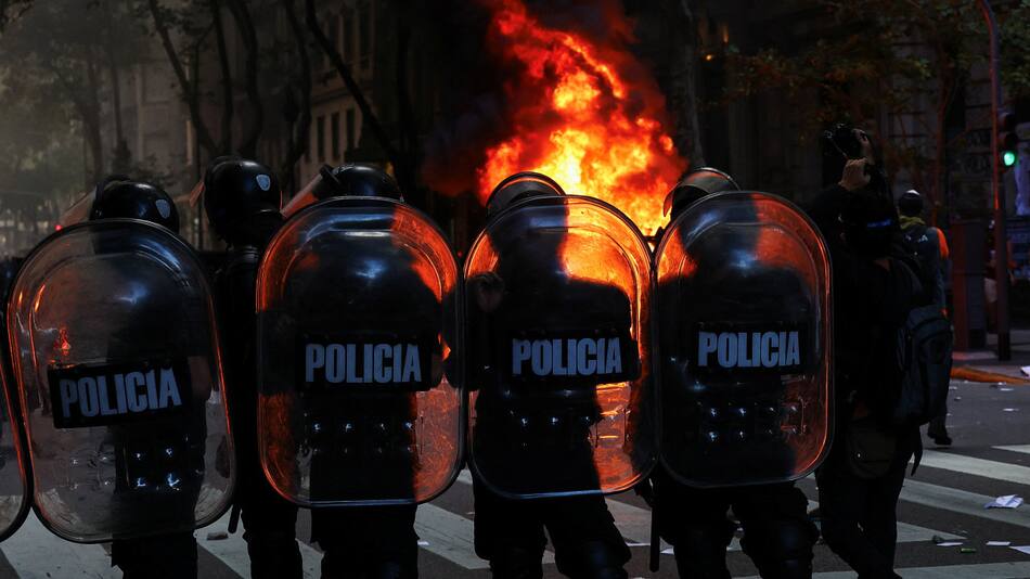 Enfrentamientos entre manifestantes y policías durante la protesta de los jubilados. Foto: Reuters/Agustin Marcarian