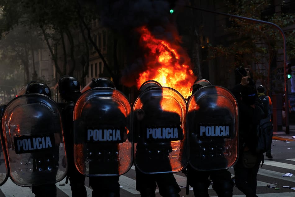 Enfrentamientos en la Ciudad de Buenos Aires. Foto: Reuters/Agustin Marcarian