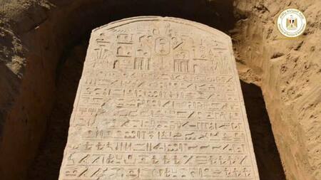 Agricultor egipcio descubre órdenes militares talladas en piedra hace más de 2.500 años