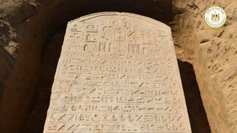 Agricultor egipcio descubre órdenes militares talladas en piedra hace más de 2.500 años