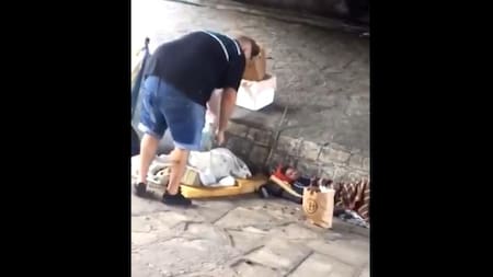 Video aberrante: hombre quema a dos personas en situación de calle en Mataderos