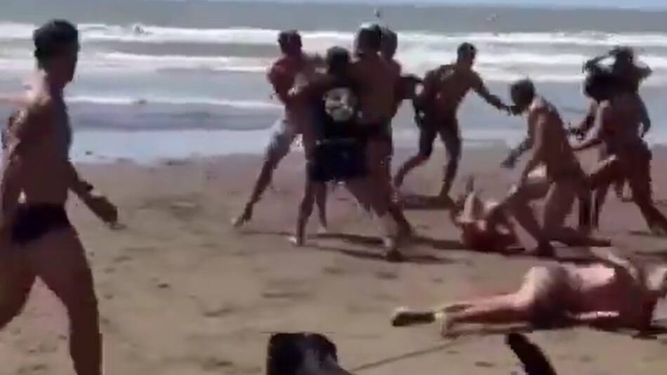 Una competencia de salvamento en la playa terminó en una pelea. Foto: captura video X/PolicialesON