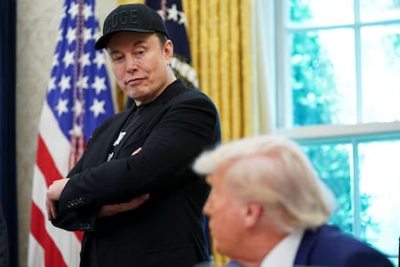 Elon Musk y Donald Trump. Fotos: REUTERS/Nathan Howard
