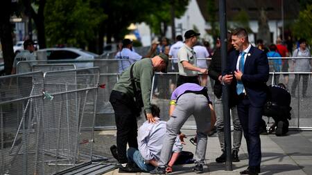 Una persona es detenida tras el tiroteo contra Robert Fico. Foto: Reuters