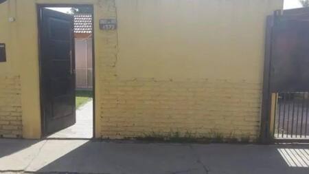 El frente de la casa en la que un hombre mató a su hija para defender a su nieta, Burzaco