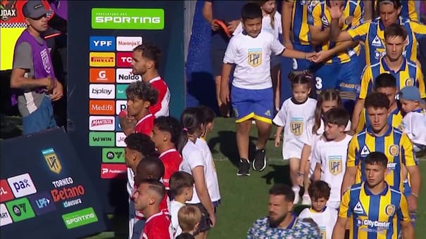 Polémica en Rosario: los jugadores de Estudiantes hicieron el pasillo a Central, pero de espaldas