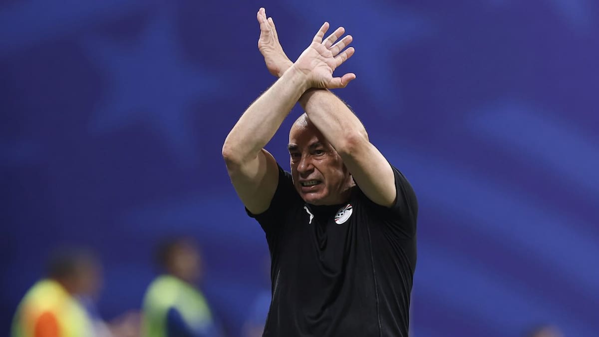 Hossam Hassan cruza los brazos en señal de denuncia por racismo durante el partido entre Argentina y Egipto en el Mundial 2026