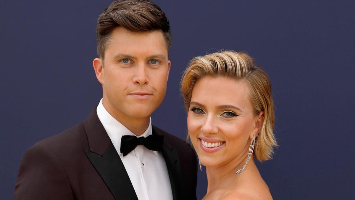 Colin Jost y Scarlett Johansson