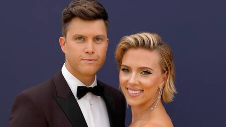 Colin Jost y Scarlett Johansson