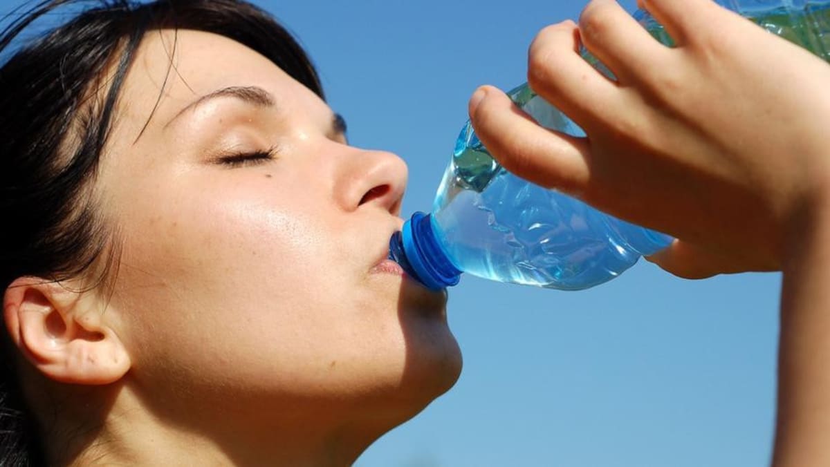 Conocé la cantidad de agua que tenés que tomar para bajar de peso