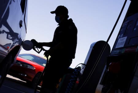 Autos, carga en estación de servicio. Foto: Reuters