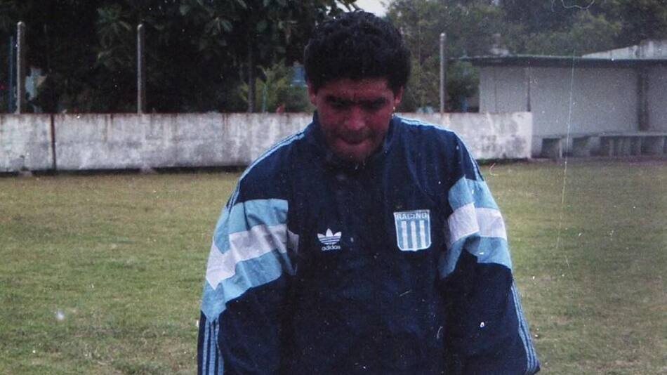 Diego Maradona con indumentaria de Racing 5. Foto: Daniela DAdamo.