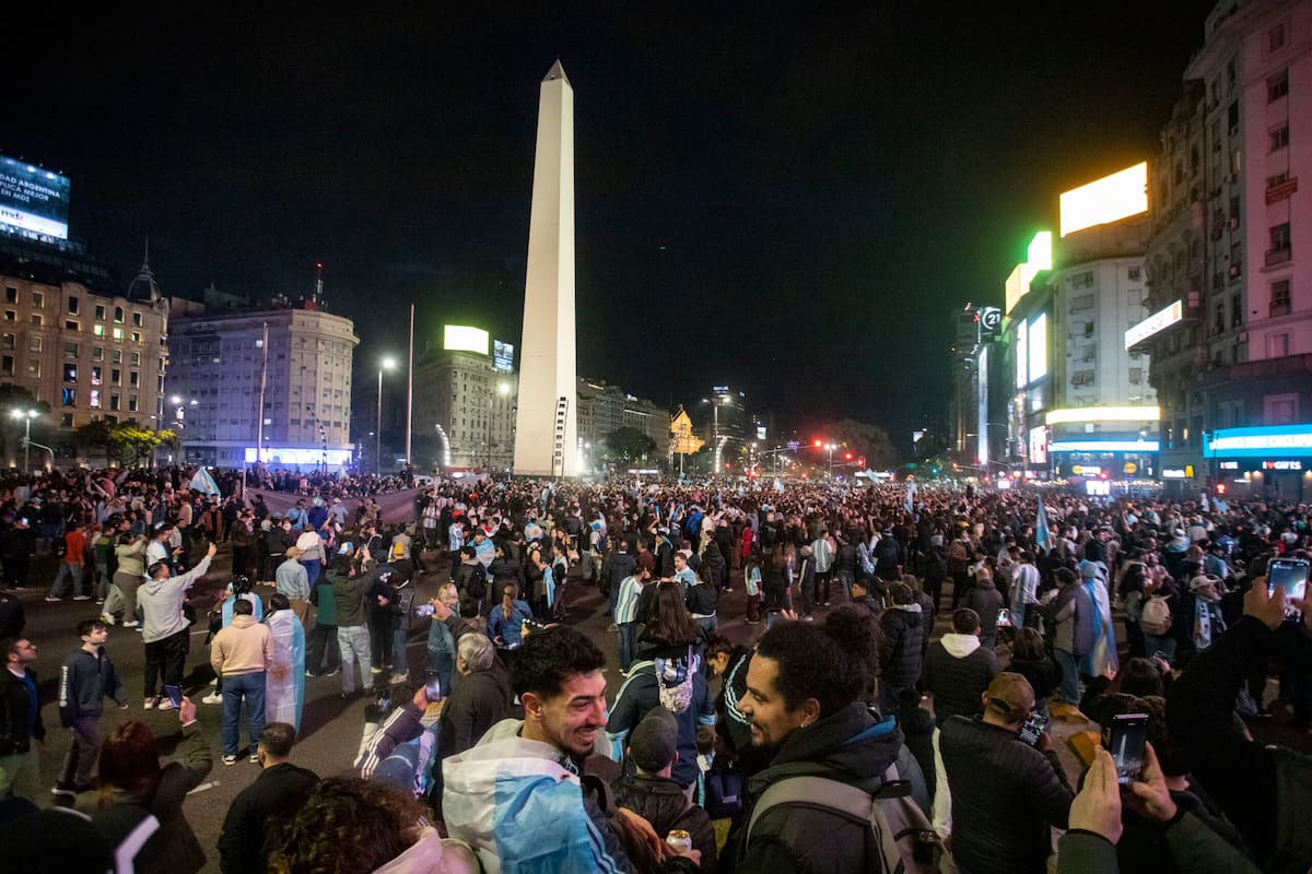 Festejos en el Obelisco tras el triunfo de Argentina en el Mundial 2026.