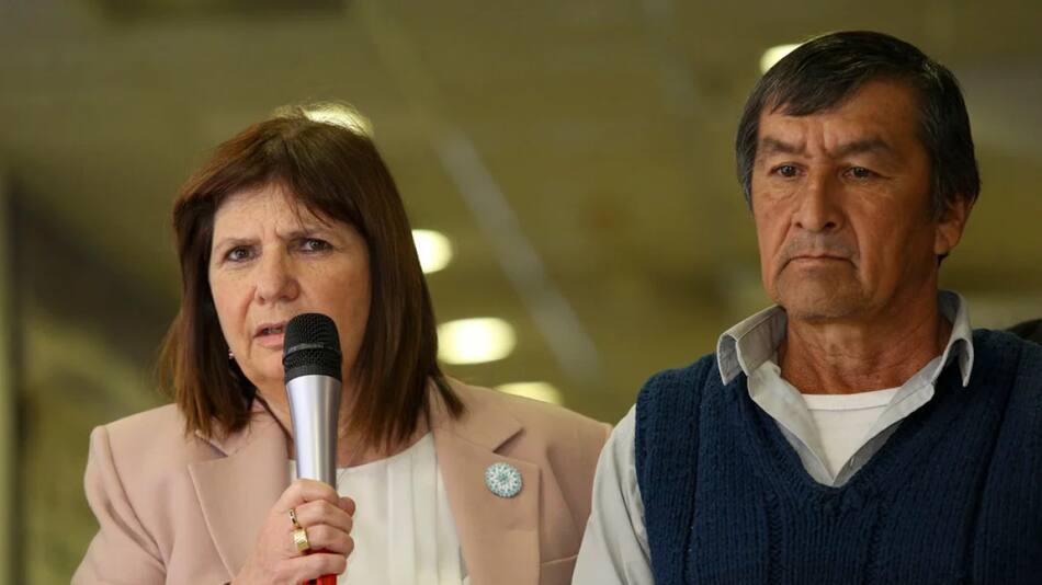 Patricia Bullrich junto al padre de Loan. Foto: NA