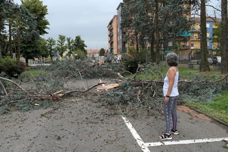 Mujer observa los daños causados por el tornado la zona este de Milán. Foto: EFE.