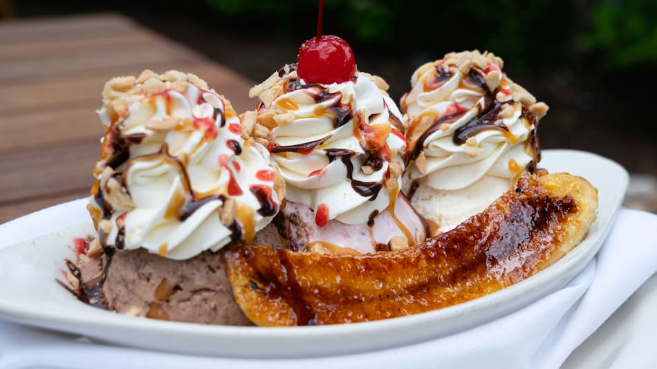 Helado de banana split.