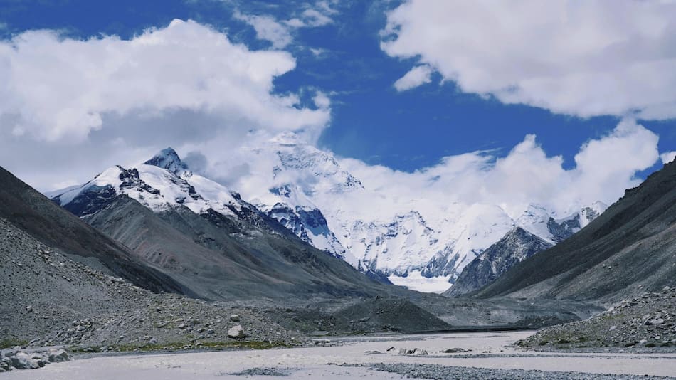 El Everest es tan alto y aún sigue creciendo. Foto: EFE