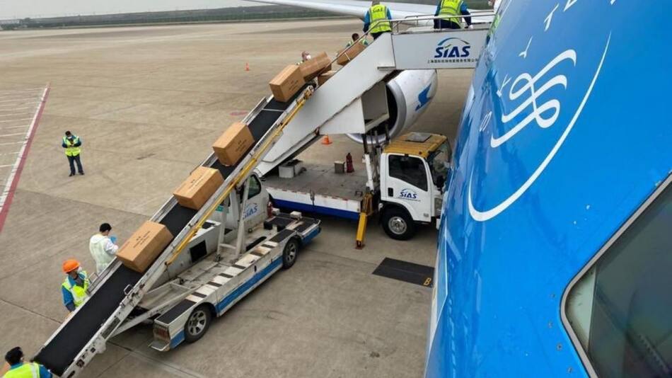 Avión de Aerolíneas Argentinas proveniente de China con insumos médicos