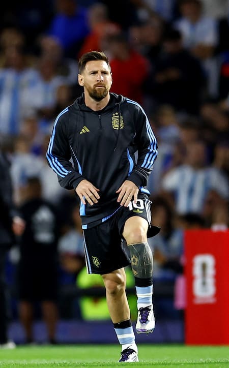 Lionel Messi, titular en La Bombonera. Foto: Reuters.
