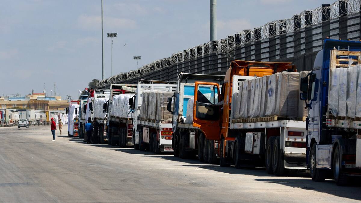 Camiones con ayuda humanitaria para Gaza. Foto: Reuters.