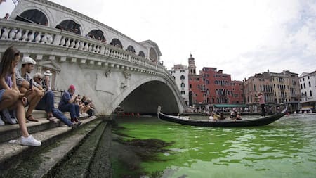 El Gran Canal de Venecia teñido de verde. Foto: EFE.