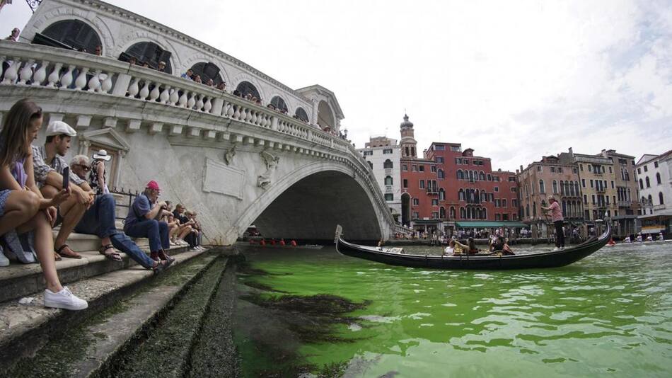 El Gran Canal de Venecia teñido de verde. Foto: EFE.