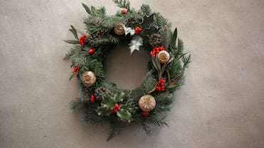 Decoración para Navidad 2025: el adorno que es tendencia y reemplazará a la tradicional corona en la puerta