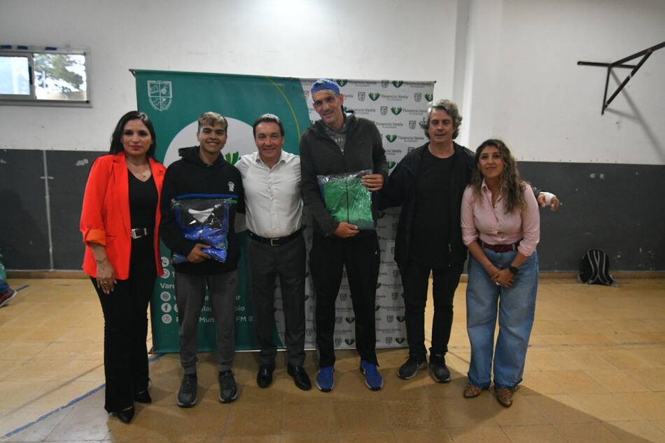 Andrés Watson entregó indumentaria para los y las finalistas locales de los Juegos Bonaerenses 2024