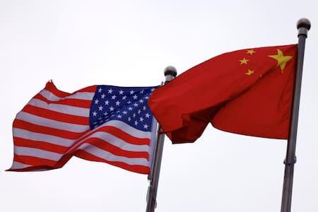 Bandera de Estados Unidos; bandera de China. Foto: Reuters.