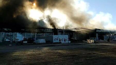 El humo de las llamas que produjo el incendio en los depósitos de la fábrica Lácteos Aurora. Twitter @Semanario_Extra