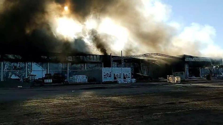 El humo de las llamas que produjo el incendio en los depósitos de la fábrica Lácteos Aurora. Twitter @Semanario_Extra