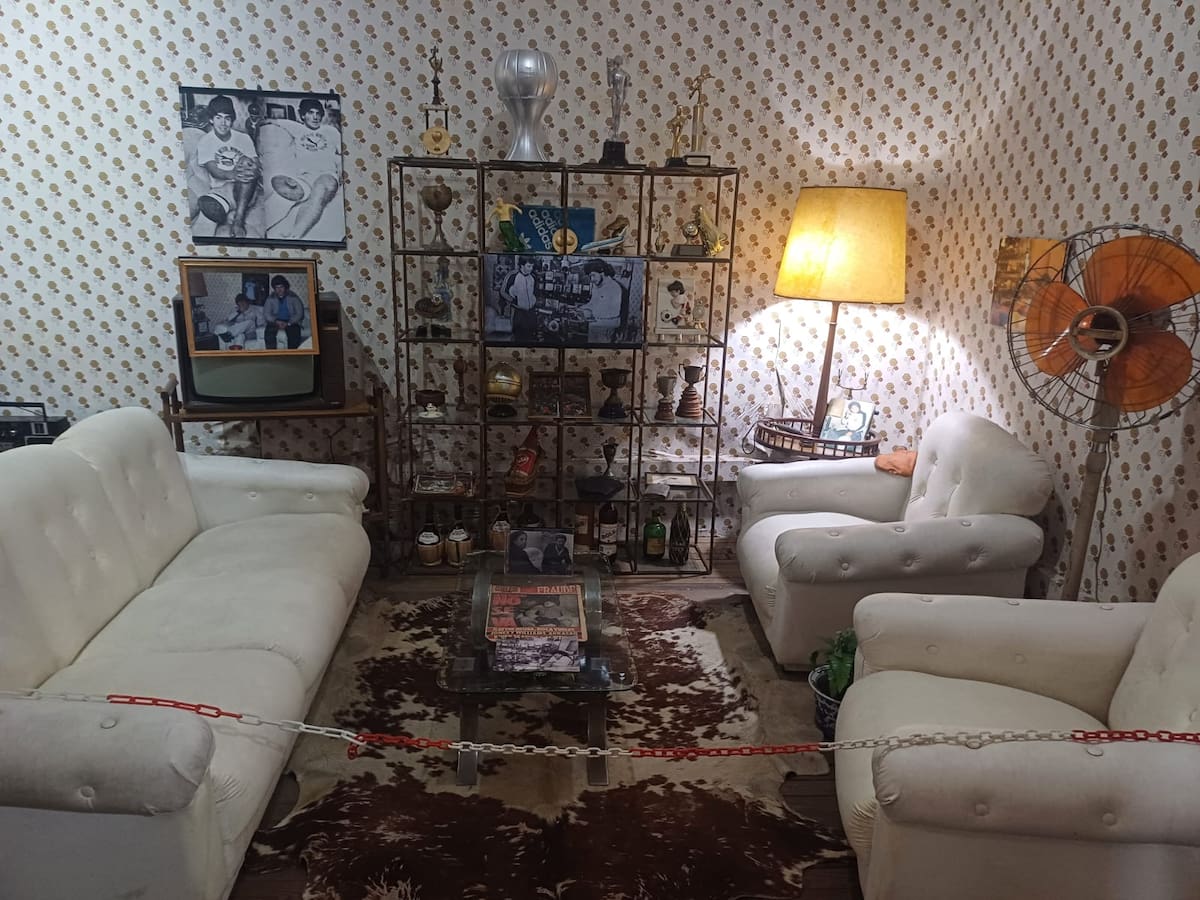 Habitación de la ex casa de Diego Maradona ubicada en Lascano 2257, La Paternal.