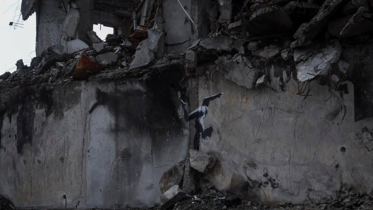 La nueva obra de Banksy, la acróbata de Ucrania. Foto: Reuters.