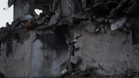 La nueva obra de Banksy, la acróbata de Ucrania. Foto: Reuters.