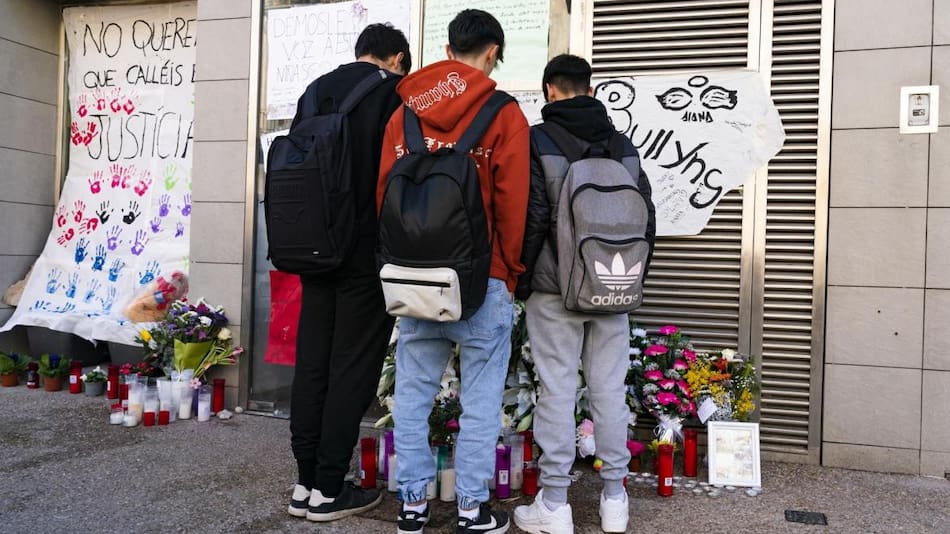 La puerta del edificio de las gemelas argentinas en España. Foto: EFE.