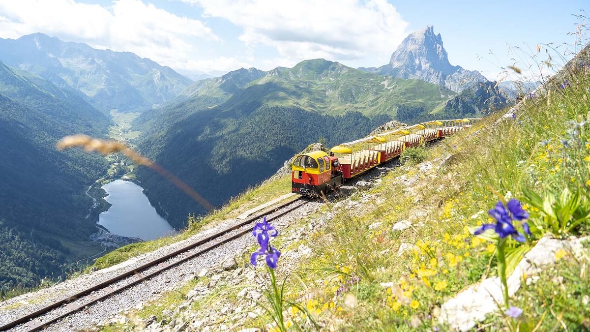 De España a Francia: el tren más alto de Europa reabre en mayo y promete una de las mejores escapadas del Pirineo