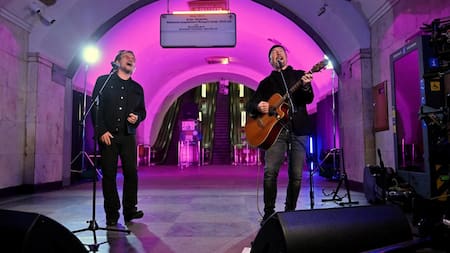Bono de U2 tocó con su banda en el refugio del subte de Kiev. Foto AFP